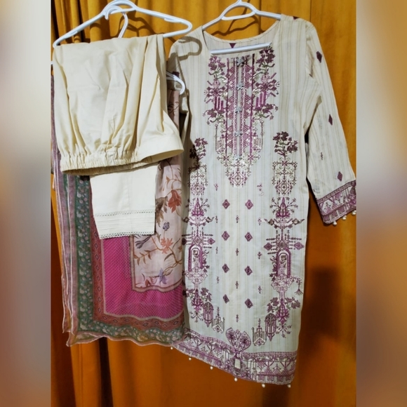 Pakistani designer 3 piece suit - Rang Rasiya - Picture 3 of 3